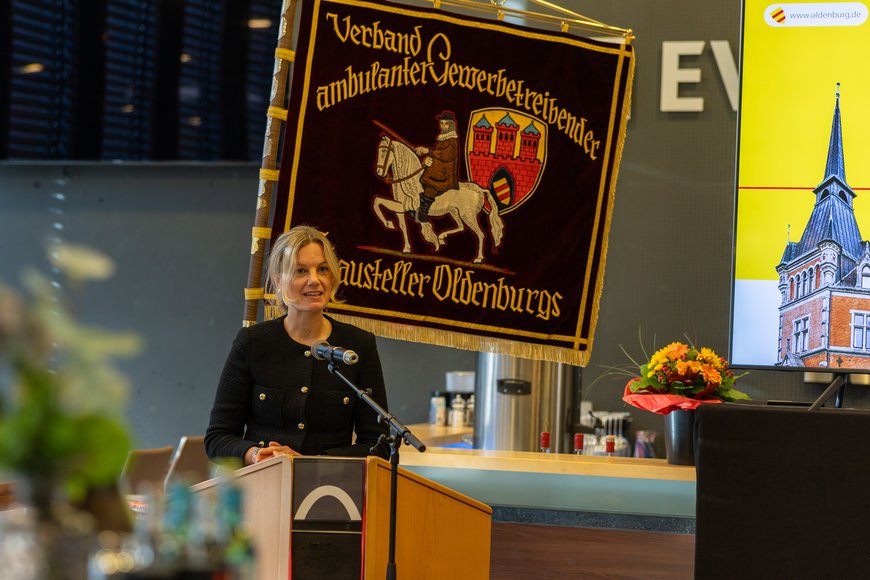 Erste Stadträtin Dr. Julia Figura bei der Ehrung anlässlich des 419. Kramermarktes. Foto: Sascha Stüber
