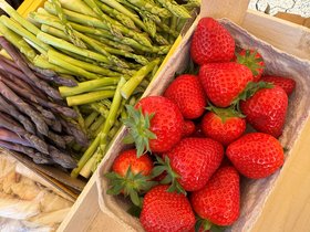 Erdbeeren und Spargel auf dem Wochenmarkt. Foto: Stadt Oldenburg