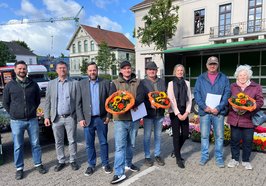 Nahmen an der Ehrung teil (von links): Finn Brouwer, Christian Aster, Marktmeister Dennis Ostendorf, Nico Horstmann, Andreas Osterloh, Stadtkämmerin Dr. Julia Figura, Stephan Plohr und Hannah Wemken. Foto: Stadt Oldenburg