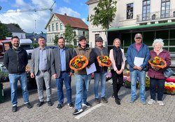 Nahmen an der Ehrung teil (von links): Finn Brouwer, Christian Aster, Marktmeister Dennis Ostendorf, Nico Horstmann, Andreas Osterloh, Stadtkämmerin Dr. Julia Figura, Stephan Plohr und Hannah Wemken. Foto: Stadt Oldenburg