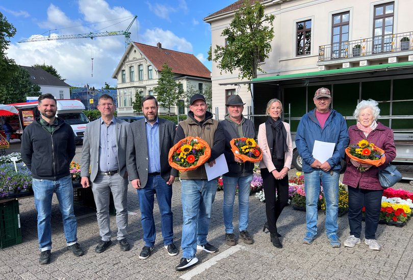 Nahmen an der Ehrung teil (von links): Finn Brouwer, Christian Aster, Marktmeister Dennis Ostendorf, Nico Horstmann, Andreas Osterloh, Stadtkämmerin Dr. Julia Figura, Stephan Plohr und Hannah Wemken. Foto: Stadt Oldenburg