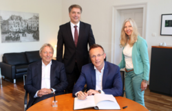 Hat sich in das Gästebuch der Stadt Oldenburg eingetragen: Königlicher Kommissar René Paas. Foto: Stadt Oldenburg Hat sich in das Gästebuch der Stadt Oldenburg eingetragen: Königlicher Kommissar René Paas. Foto: Stadt Oldenburg