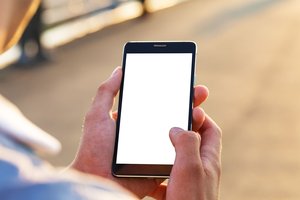 Eine Person tippt auf einem Handy. Foto: Preto Perola/Fotolia