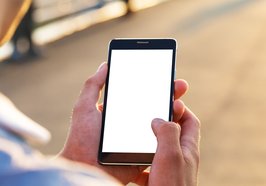 Eine Person tippt auf einem Handy. Foto: Preto Perola/Fotolia
