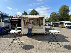 Der Kartoffelpuffer-Stand von Sylvia Lampe auf dem Wochenmarkt Pferdemarkt. Foto: Stadt Oldenburg Der Kartoffelpuffer-Stand von Sylvia Lampe auf dem Wochenmarkt Pferdemarkt. Foto: Stadt Oldenburg