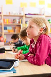 Kinder in der Schule. Foto: Kzenon/Fotolia