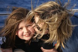 Mutter und Tochter im Wind. Foto: A. Scheel/Pixelio.de