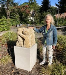 Künstlerin Dorothee Helling-Sohmen stattete ihrer Skulptur „Kinderreigen“ einen Besuch am neuen Standort im Innenhof des Fachdienstes Jugend und Gemeinwesenarbeit ab. Foto: Stadt Oldenburg