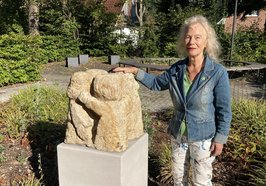 Künstlerin Dorothee Helling-Sohmen stattete ihrer Skulptur „Kinderreigen“ einen Besuch am neuen Standort im Innenhof des Fachdienstes Jugend und Gemeinwesenarbeit ab. Foto: Stadt Oldenburg