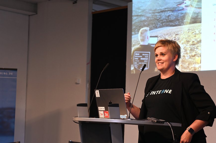 Referentinnen Baddý Sonja Breidert vor ihrer Präsentation. Foto: Jörg Hemmen