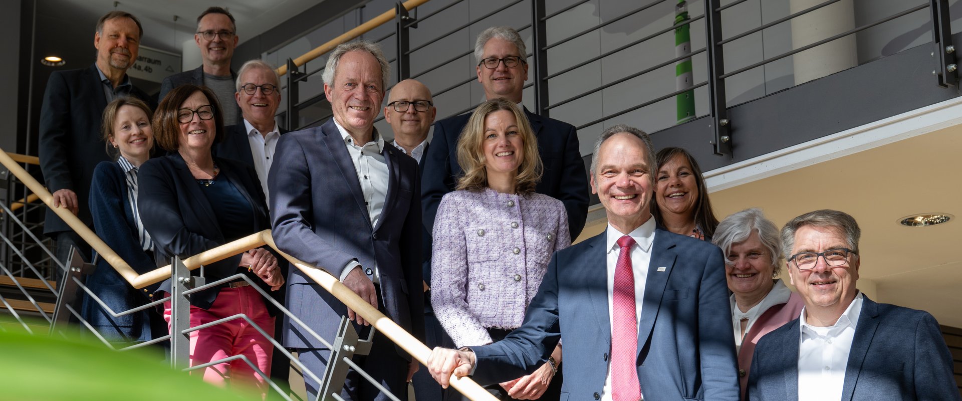 Universitätspräsident Professor Dr. Ralph Bruder (vorne, zweiter von rechts) und Oberbürgermeister Jürgen Krogmann (erster von rechts) trafen sich mit den Verwaltungsspitzen der Stadtverwaltung und den Präsidiumsmitgliedern der Universität zum mittlerweile zwölften Jahresgespräch. Foto: Sascha Stüber