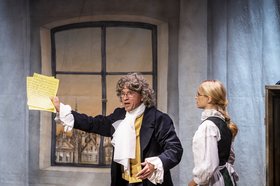 Szene aus „Beethoven zieht um" mit Ludwig van Beethoven und der Haushälterin Frau Hansmeier. Foto: Ensemble Prisma