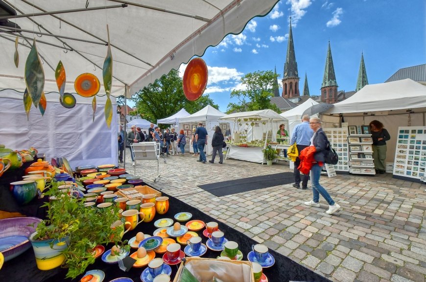 Der Kunsthandwerkermarkt „Nikolaimarkt“ in Oldenburg. Foto: Hans-Jürgen Zietz