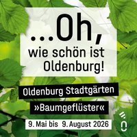 Schriftzug „Oh, wie schön ist Oldenburg! Oldenburg Stadtgärten. Baumgeflüster. 9. Mai bis 9. August 2026“ mit grünen Blättern im Hintergrund. Bild: OTM