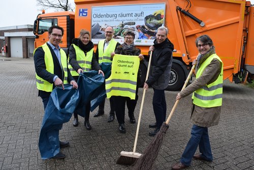 Werben für die Aktion „Oldenburg räumt auf“: (von links) Volker Schneider-Kühn (Leiter Abfallwirtschaftsbetrieb), Katja Jungjohann (NWZ), Olaf Meenen (LzO), Silke Meyn (Erste Stadträtin), Harald Götting (Arbeitsgemeinschaft der Stadtoldenburger Bürgervereine) und Gabriele Mesch (LzO). Foto: Stadt Oldenburg.
