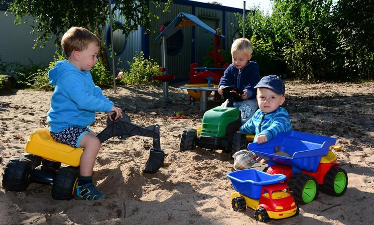 Kinder spielen im Sand. Foto: Stadt Oldenburg