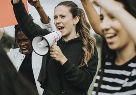 Frauen mit Megaphon. Foto: Rawpixel.com/AdobeStock