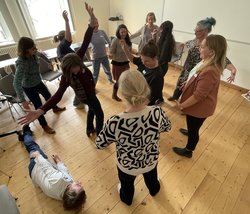 Gemeinsames Erkunden neuer Ausdrucksformen: Teilnehmende in Aktion während Anna-Lena Rodes theaterpädagogischem Workshop. Foto: Stadt Oldenburg