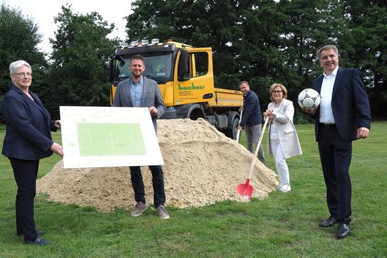 Veronika Rösler (Stadtplanungsamt), Jonas Heidbreder (Planungsbüro Pätzold + Snowadsky), Andreas Bollinger-Fehr (Firma Borchers), Christiane Cordes (Leiterin Amt für Kultur, Museen und Sport) und Oberbürgermeister Krogmann. Foto: Sascha Stüber