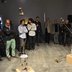 Vorschau: Besucherinnen und Besucher bei einer Ausstellungseröffnung. Foto: Haus für Medienkunst Oldenburg