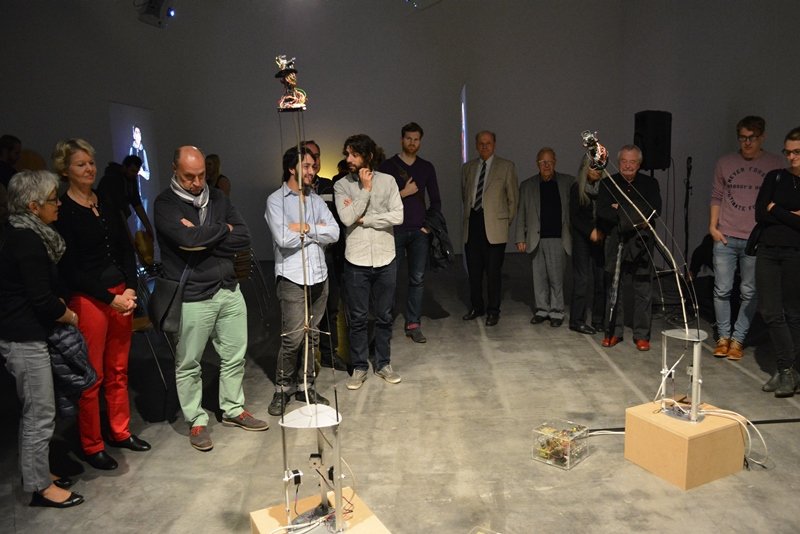 Besucherinnen und Besucher bei einer Ausstellungseröffnung. Foto: Haus für Medienkunst Oldenburg
