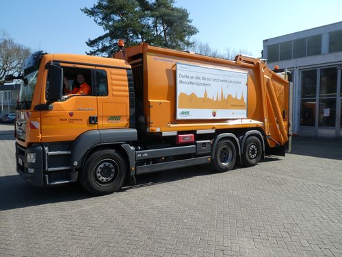 Foto: Stadt Oldenburg Fünf AWB-Fahrzeuge tragen ab sofort ein Plakat mit der Aufschrift „Danke an alle, die sich jetzt weiter um andere Menschen kümmern“. Foto: Stadt Oldenburg