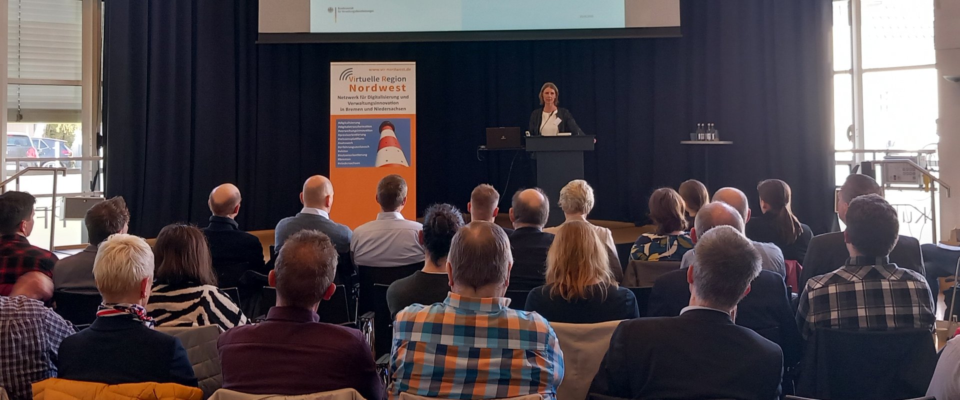Vertreterinnen und Vertreter aus Verwaltung, Wissenschaft und Praxis kamen am 23. April im Kulturzentrum PFL für das Plenum der „Virtuellen Region Nordwest“ zusammen. Foto: Stadt Oldenburg