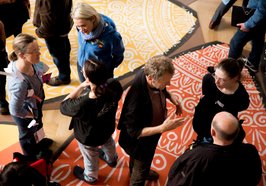 Teilnehmende im Gespräch bei einem Kontaktpunkt Kultur. Foto: Dirk Lindes