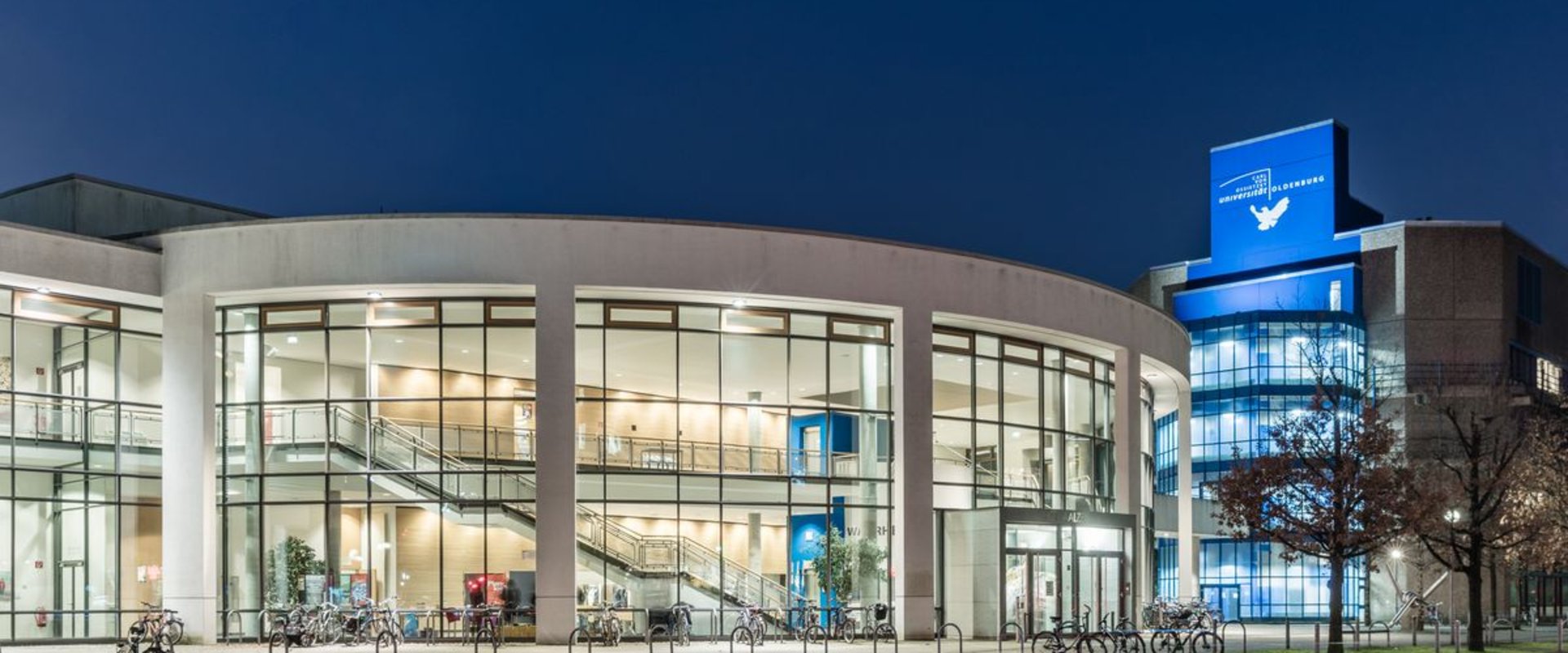 Hörsaalzentrum der Universität bei Nacht. Foto: Universität Oldenburg/Martin Remmers
