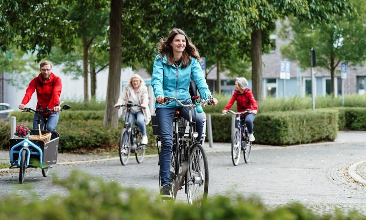 Radfahrerinnen und Radfahrer in Oldenburg. Foto: Mittwollen und Gradetchliev