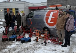 Vor der Kita Eschenplatz zeigt sich das Team (links) dankbar für die Spende von Eismann Haustechnick. Foto: Förderverein der Kita Eschenplatz e.V.