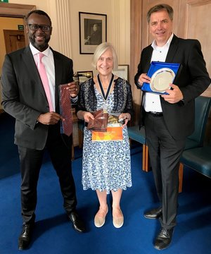 Zu Gast in der Partnerstadt Kingston upon Thames: Oberbürgermeister Jürgen Krogmann wurde begrüßt von Bürgermeisterin Magaret Thompson (Mitte) und Chief Executive Ian Thomas. Foto: Stadt Oldenburg Chief Executive Ian Thomas, Bürgermeisterin Magaret Thompson und Oberbürgermeister Jürgen Krogmann stehen nebeneinander und halten ihre Gastgeschenke. Foto: Stadt Oldenburg