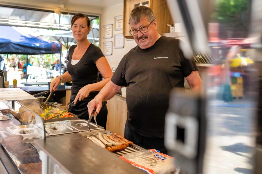 Der Imbiss auf dem Wochenmarkt auf dem Rathausmarkt. Foto: Sascha Stüber