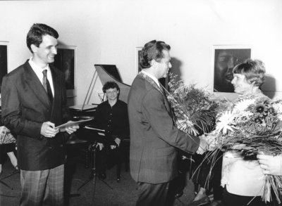 Die Verleihung des Preises. V.l.n.r.: Dr. Horst R. Sassin, damaliger Oberbürgermeister Dieter Holzapfel, Helga Bemmann. Foto: Ilse Rosemeyer.