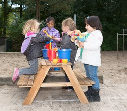 Kinder draußen an einem Gruppentisch. Foto: Stadt Oldenburg