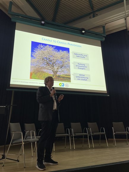 Prof. Braungart im Vortrag. Foto: Stadt Oldenburg