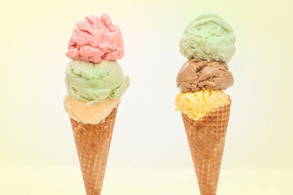 Zwei Eiswaffeln mit je drei Kugeln Eis. Foto: Timo Klostermeier/Pixelio.de