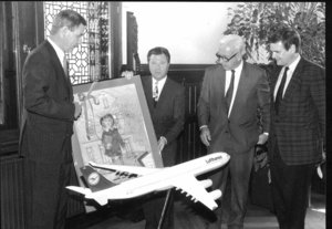 Besiegelung Patenschaft Airbus am 18. Juli 1994 mit Lufthansa-Regionaldirektor Ekkehard Tschirner, Oberbürgermeister Dieter Holzapfel, Oberstadtdirektor Heiko Wandscher, Gebietsverkaufsleiter Karl-Heinz Diedrichsen (von links). Quelle: Nordwest-Zeitung