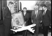 Besiegelung Patenschaft Airbus am 18. Juli 1994 mit Lufthansa-Regionaldirektor Ekkehard Tschirner, Oberbürgermeister Dieter Holzapfel, Oberstadtdirektor Heiko Wandscher, Gebietsverkaufsleiter Karl-Heinz Diedrichsen (von links). Quelle: Nordwest-Zeitung Besiegelung Patenschaft Airbus am 18. Juli 1994 mit Lufthansa-Regionaldirektor Ekkehard Tschirner, Oberbürgermeister Dieter Holzapfel, Oberstadtdirektor Heiko Wandscher, Gebietsverkaufsleiter Karl-Heinz Diedrichsen (von links). Quelle: Nordwest-Zeitung
