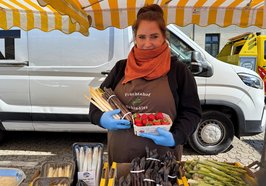 Frischer Spargel und Beeren vom Früchtehof Schindler auf dem Wochenmarkt Pferdemarkt. Foto: Stadt Oldenburg
