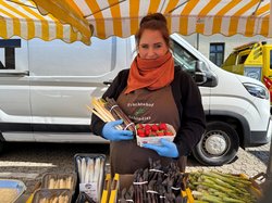 Frischer Spargel und Beeren vom Früchtehof Schindler auf dem Wochenmarkt Pferdemarkt. Foto: Stadt Oldenburg