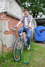Junger Mann auf enem Fahrrad vor einer Steinmauer. Foto: Stadt Oldenburg