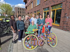 Strick- und Häkelgruppe mit Häkelfahrrad