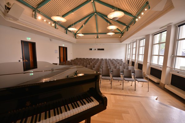 Sicht von der Bühne in den Vortragssaal. Foto: Jörg Hemmen