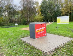 Die SportBox im Oldenburger Stadtteil Eversten ist eines von mehreren kostenfreien Angeboten für Bewegung im Freien und stellt vielfältige Trainingsmaterialien bereit. Foto: Stadt Oldenburg