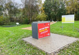 Die SportBox im Oldenburger Stadtteil Eversten ist eines von mehreren kostenfreien Angeboten für Bewegung im Freien und stellt vielfältige Trainingsmaterialien bereit. Foto: Stadt Oldenburg
