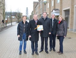 Marie-Louise Lemgart, Bürgermeister Michael Ziegler, Jürgen Krogmann, Lars Christensen und Gabriele Nießen bei der Verabschiedung aus Taastrup. Foto: Stadt Oldenburg Marie-Louise Lemgart, Bürgermeister Michael Ziegler, Jürgen Krogmann, Lars Christensen und Gabriele Nießen stehen nebeneinander. Ziegler hält das Gastgeschenk, ein Bildband über Oldenburg. Foto: Stadt Oldenburg
