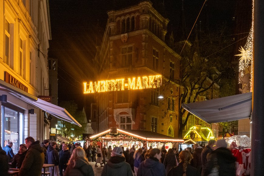 Sascha Stüber Ein Lamberti-Markt-Schild auf dem Lamberti-Markt 2025. Foto: Sascha Stüber