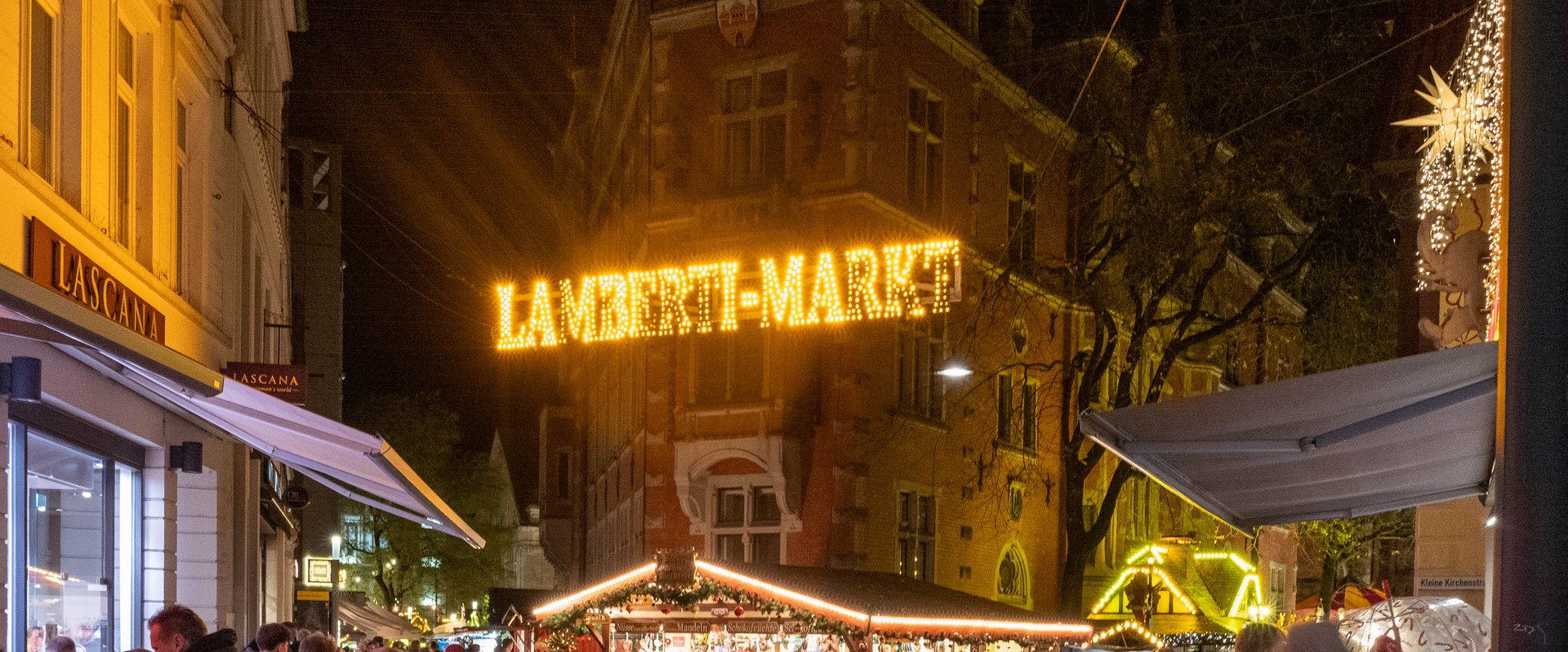 Ein Lamberti-Markt-Schild auf dem Lamberti-Markt 2025. Foto: Sascha Stüber