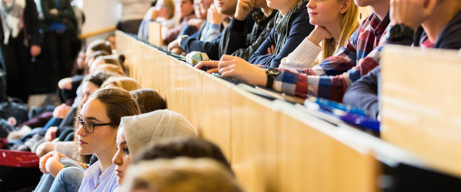 Frischgebackene Studierende bei einer Erstsemesterbegrüßung an der Universität Oldenburg. Foto: Uni Oldenburg/Mohssen Assanimoghaddam